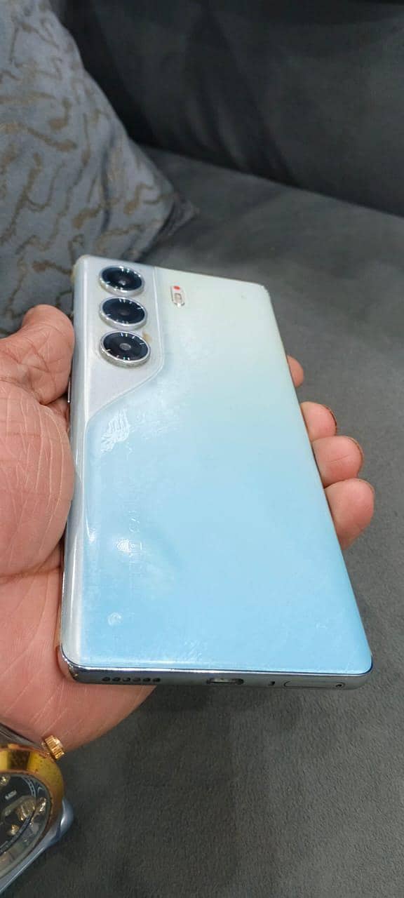 Techno Camon 40 Pro 4