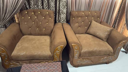 3+1+1 sofa set main 3 seater ki poshish damaged ha