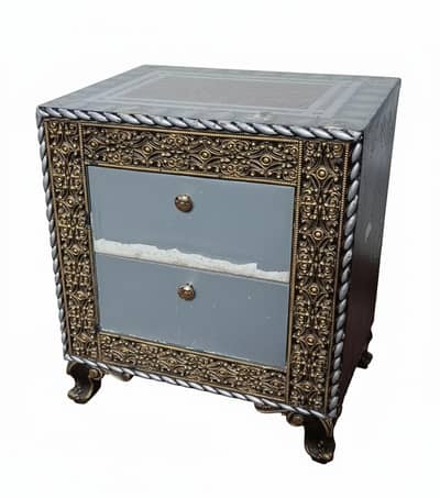 2 Side tables / Sahi condition he