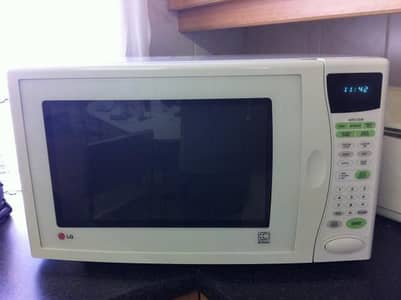 LG MICROWAVE GOOD CONDITION