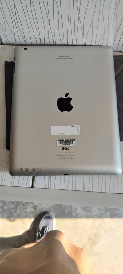 IPAD 4TH Generation 32GB | Silver Color | Display Changed