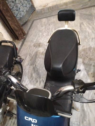 Scooty 660 watts range 50km in one charge 03056661265 whatsapp