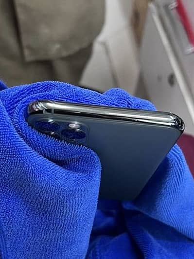 11 pro max PTA APPROVED 256gb With box Minor broken from down side
