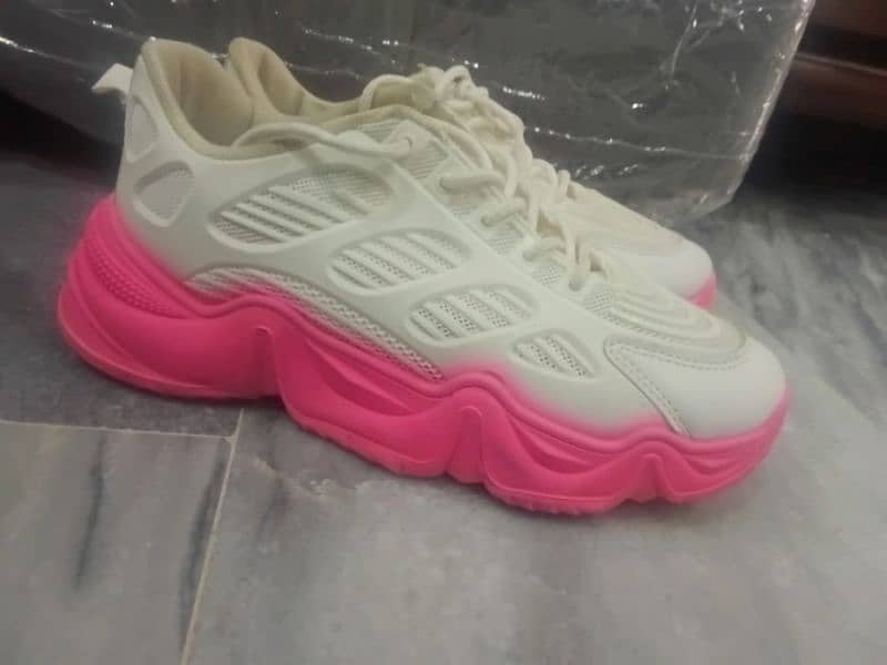 6 seater smart dining table 5 by 3 7