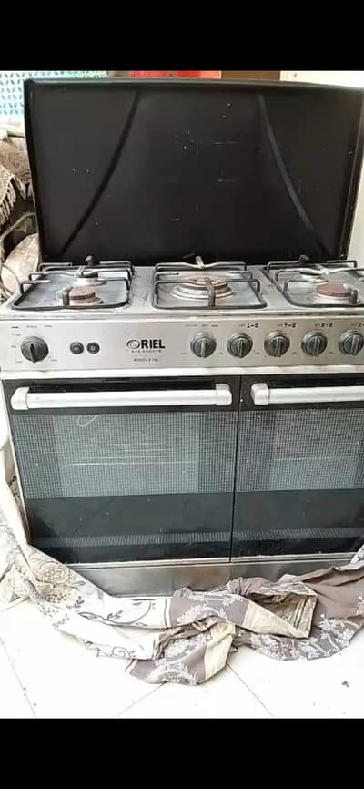Riel 5 Burner Gas Cooking Range with Double Oven – Excellent Condition
