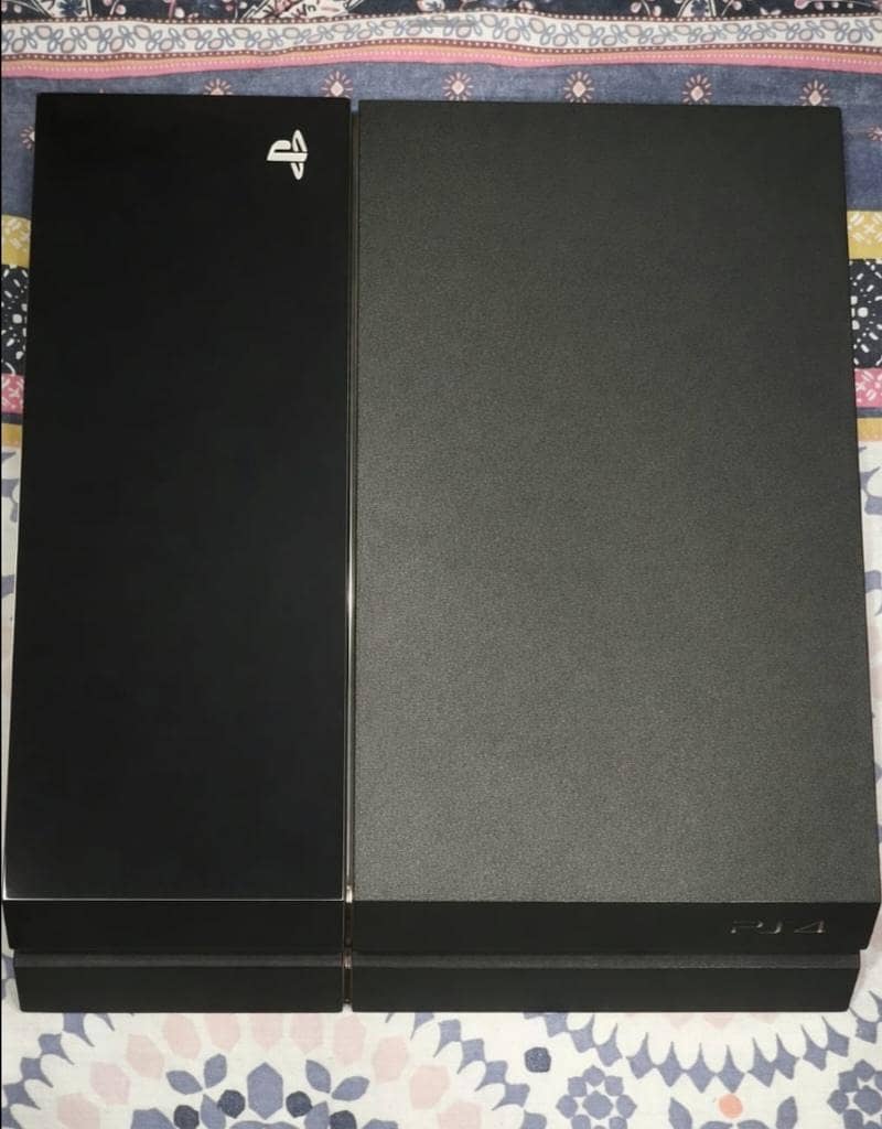 PlayStation 4 Bundle - Console, Controller, Cables & Games - Decent 1