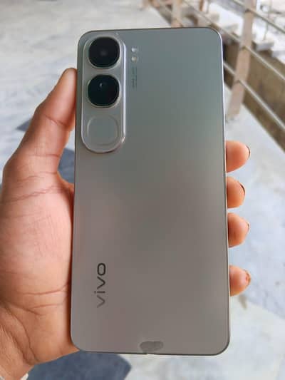vivo y200 8 gb 256 gb 2 mahnat warnti hiy box bhi sat hiy chrjar nhai