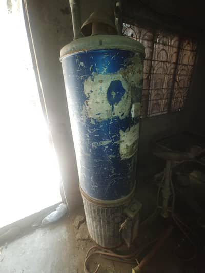 big geyzer gas wala moti chaddar ka bana hua 60 se 70ltr hoga