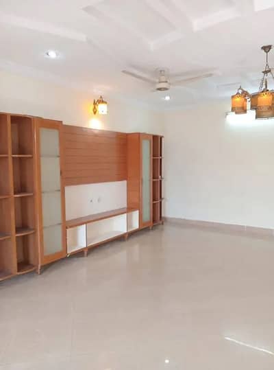 G 13 14 MARLA UPAR POTION AVAILABLE FOR RENT