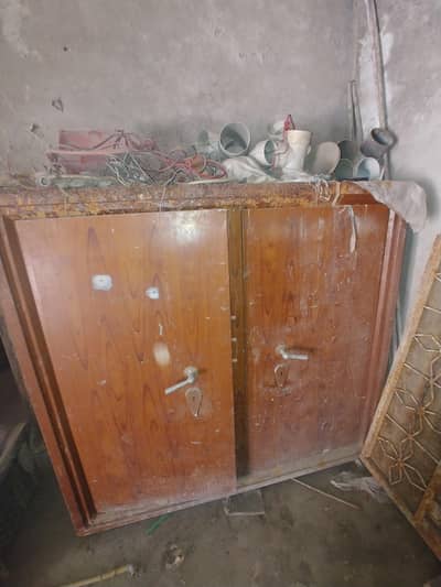 lohay ki almaari hai 5 feet hight hai bhari chadar se bani hai