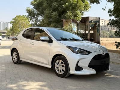 toyota yaris pearl white