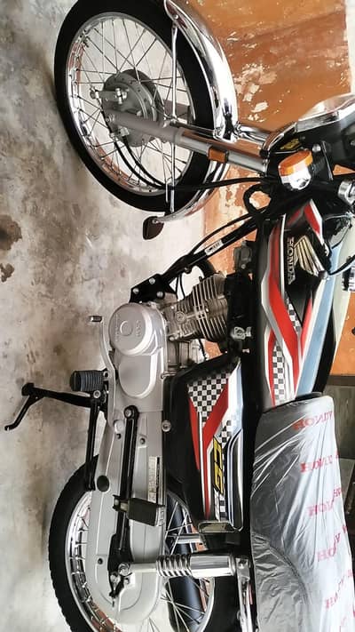 good condition bike black 23/24bhut Kam use hui Hy jis bhi ko chahye