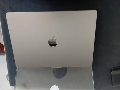 New macbook Pro M1 Max 32Gb ram 1TB storage. . BH 99 %
