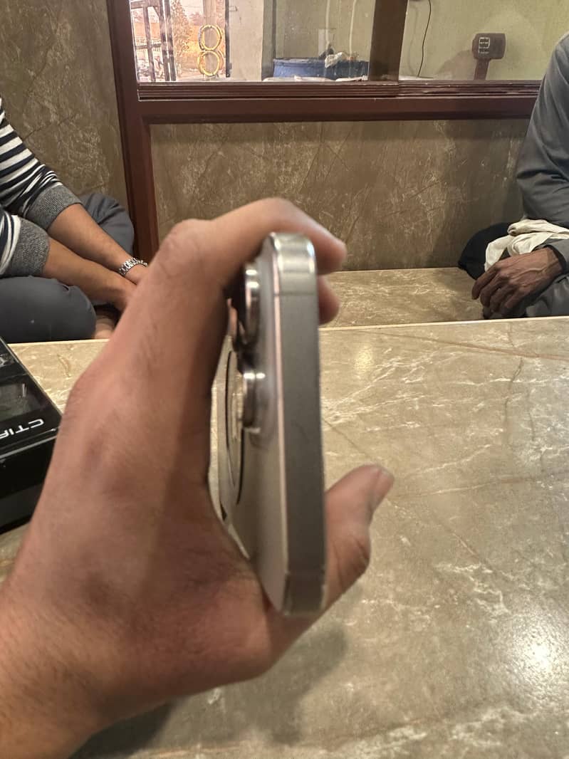 iPhone 15 pro max (natural tatitnum) 4