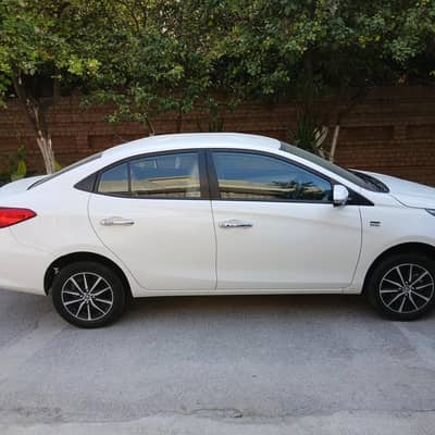 Toyota yaris  ATIV x 1.5 top of the line