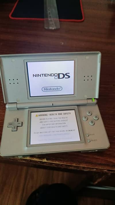 Nintendo DS lite with r4 card games