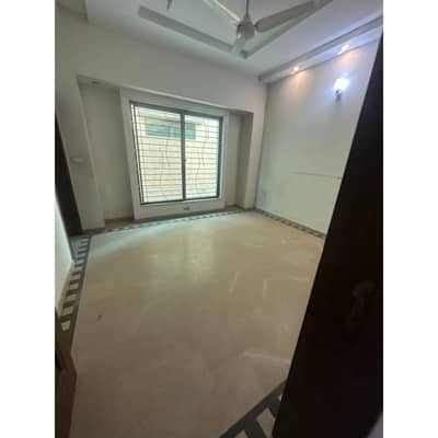 SINGLE STOReY HOUSE AVAILABLE ON 40 FEET WIDE ROAD OLD HOUSE PLOT PRICE IN D3