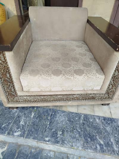 1 seat sofa with table in good condition