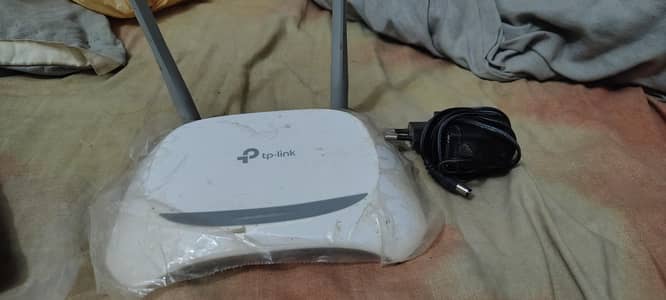 TP-Link Router With Adapter  TL-WR-840N Brand New Condition