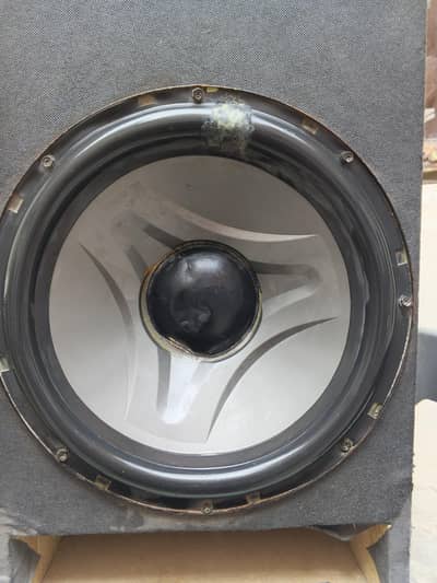 aoa bs speaker ka uprr wali said oy thor sa cut Laga thaa ab sai hb