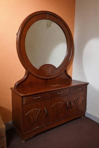 Dressing Table with Round Mirror