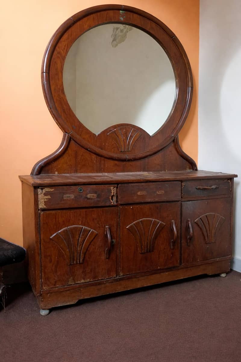 Dressing Table with Round Mirror 1