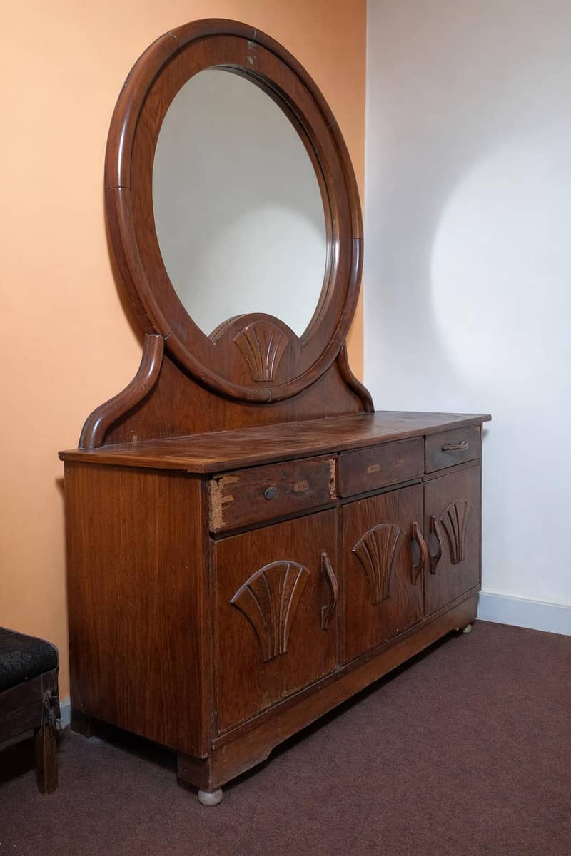 Dressing Table with Round Mirror 2