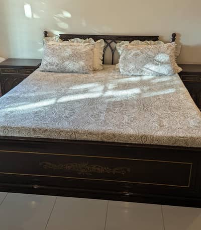 Bed, sidetable, dressing