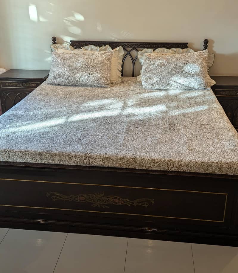 Bed, sidetable, dressing 0