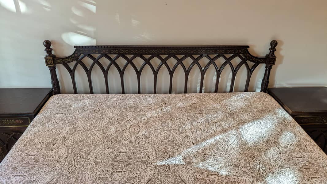 Bed, sidetable, dressing 1