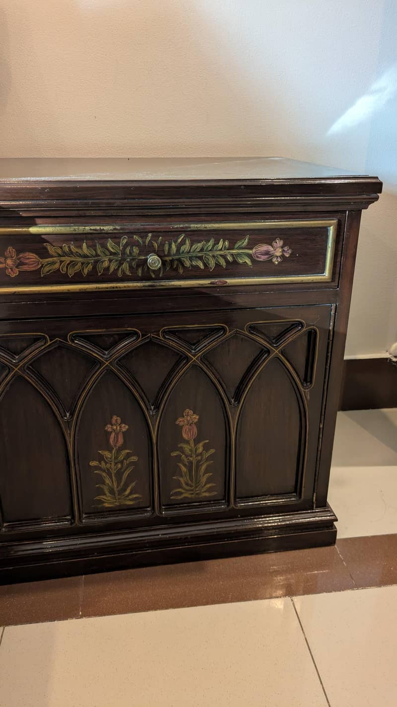 Bed, sidetable, dressing 3