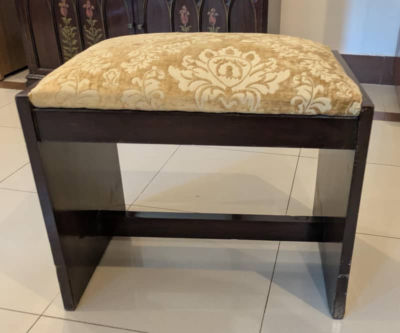 Bed, sidetable, dressing 6