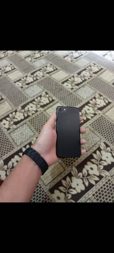 iPhone 7 bs battery service pr hai jis waja sy percentage jldi girti