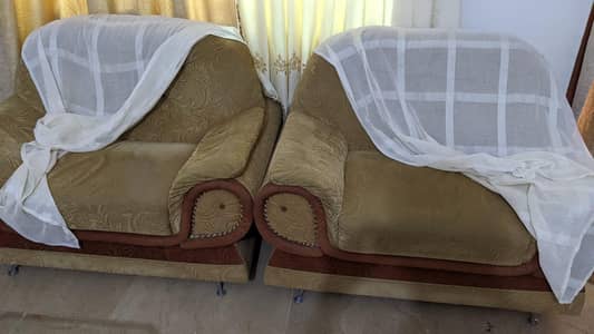 7 Seater sofa set with center table 8/10 condition