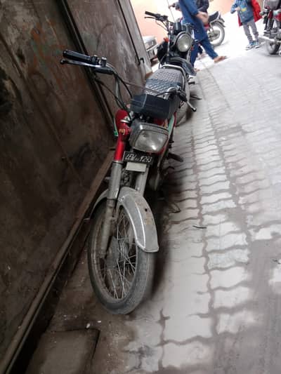 Urgent sale honda 70 cc bike red colour =