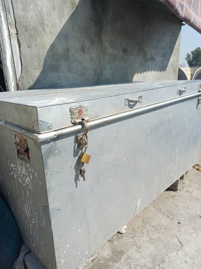 Large storafge Trunk/Paiti for sale