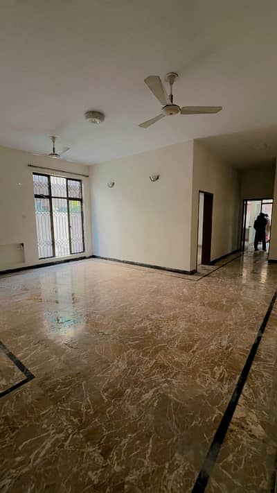 1 KANAL LOWER PORTION FOR RENT ATIL IDEAL LOCATION IN DHA PHASE 4