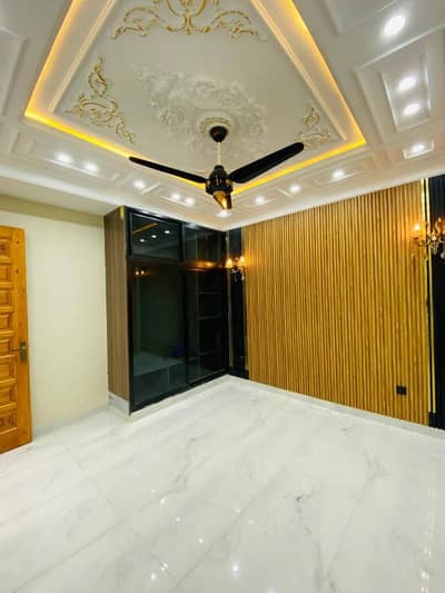 10 MARLA INDEPENDENT UPPER PORTION AVAILABLE FOR RENT LOWER LOCK HAI