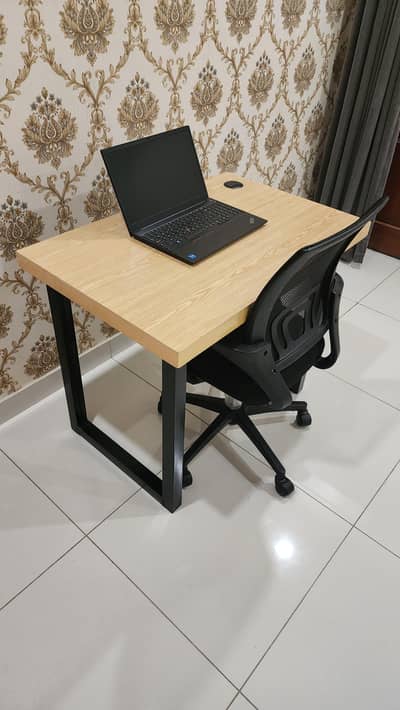 Workstation Table And Hydraulic Chair