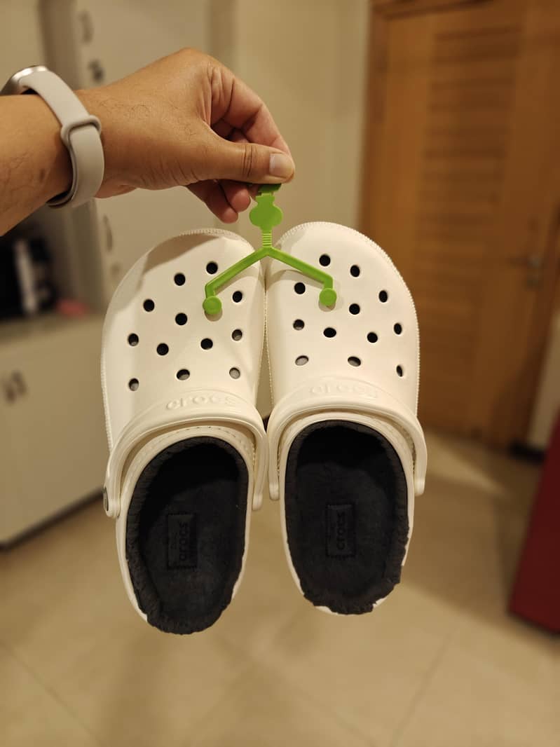 Crocs Classic Lined (mint condition) 0