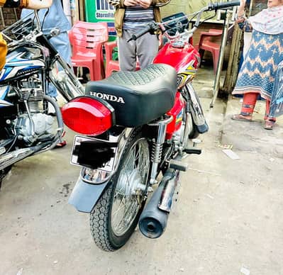 Honda 125 red coloure
