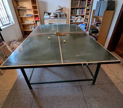 Table tennis table with metal base frame