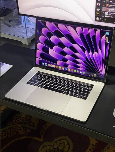 Macbook pro 15 inches touchbar, 2017, i7, 16/512, 4gb amd GPU