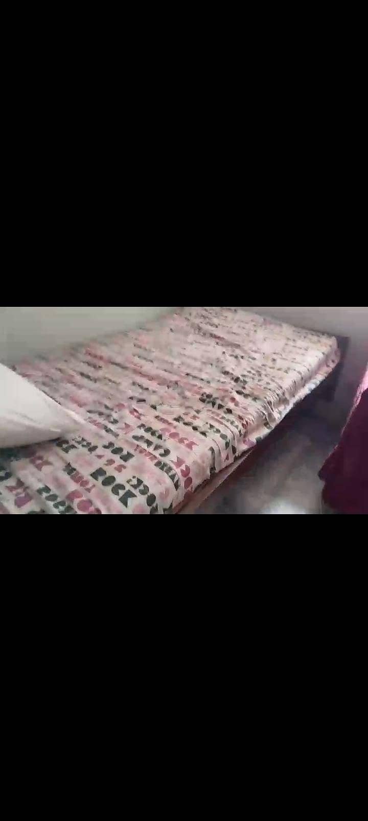 دو عدد سنگل بیڈز میٹرس کے ساتھ دستیاب ہیں ۔ 3