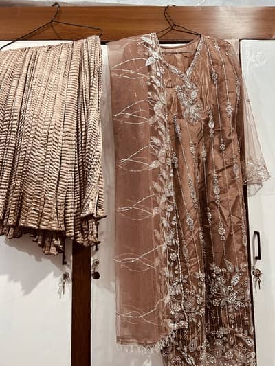 I wear this dress only 1 time 10/10 condition