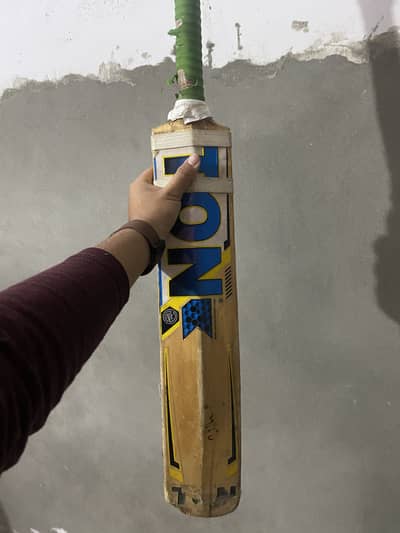 Ton good quality bat