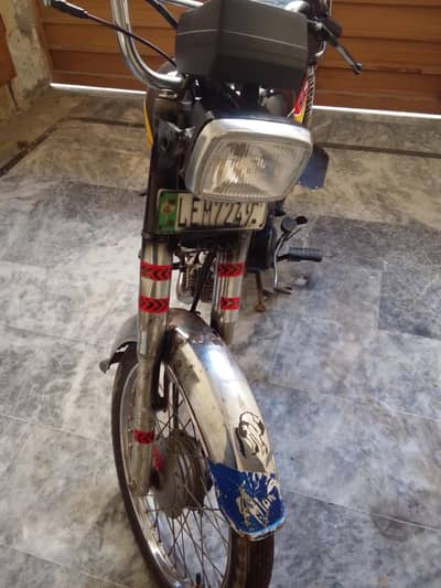 bike bilkul saf hai paso ki zarort eik rupya nhi lgna uper