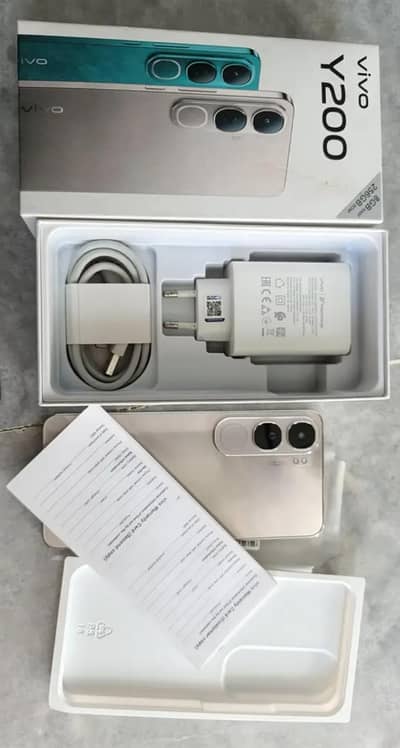 Vivo y200 8+8/256 Complete Box Urgent Sale wtp no