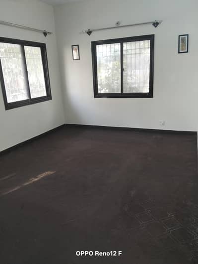 Carpet for sale urgent bilkul Sahi h Kuch jaga pint k nishan h