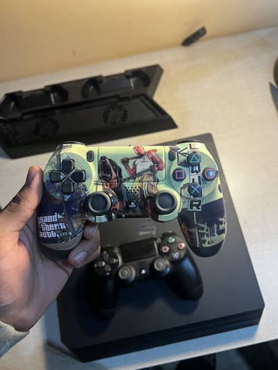 Ps4 Pro, 2 controllers and vertical stand